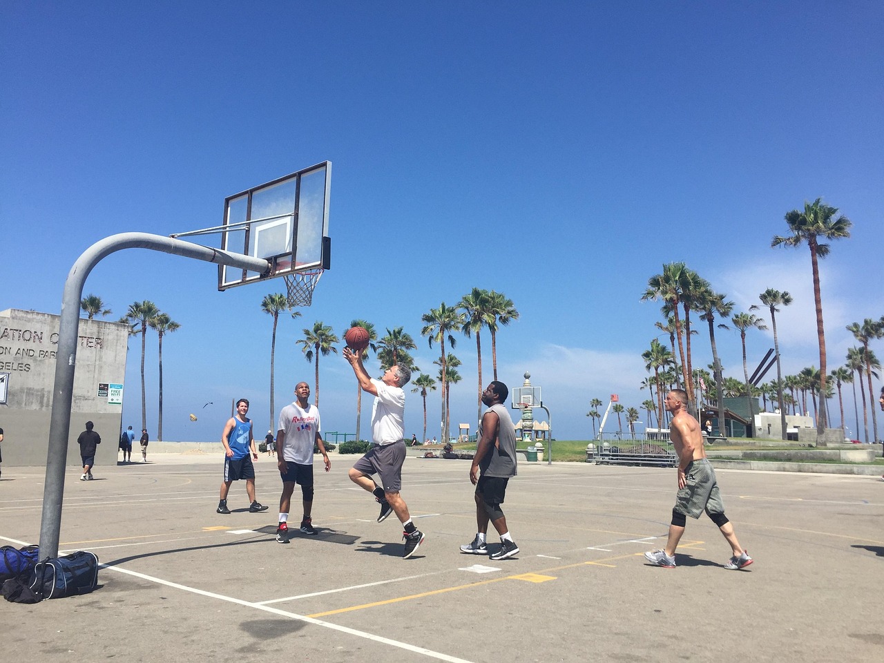 NBA最新赛事热血激战，巨星闪耀赛场