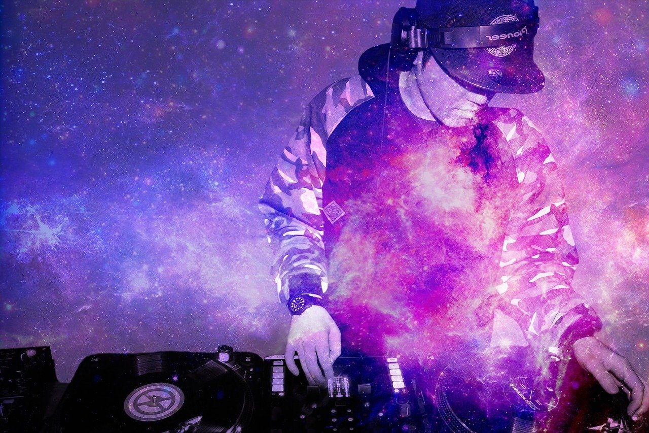 最新夜场DJ歌曲精选，舞动都市夜空的旋律盛宴