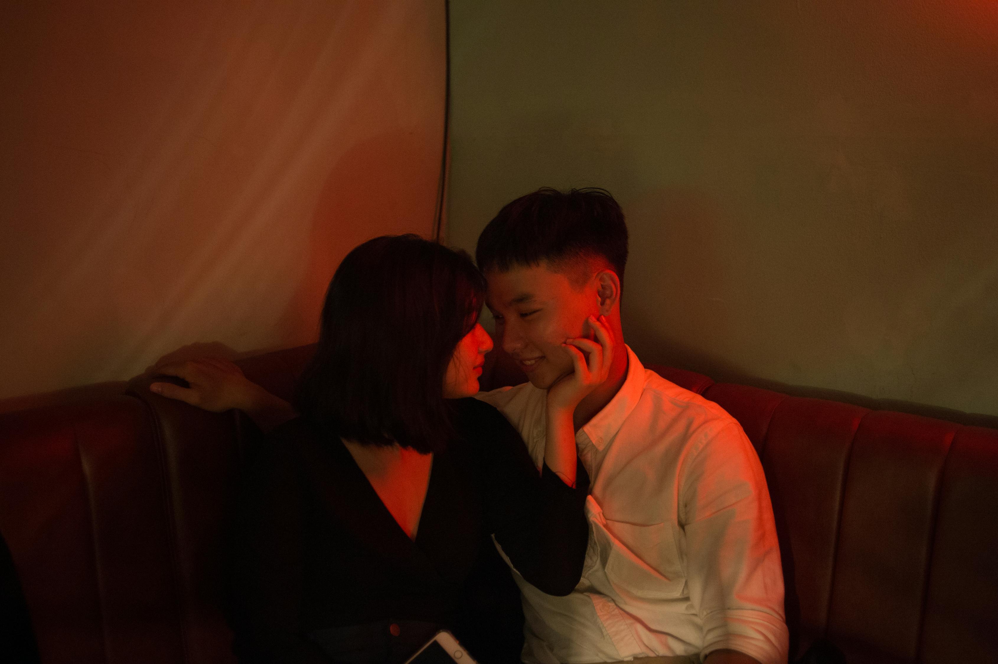 光影中的私密角落，电影院最后一排情侣座体验