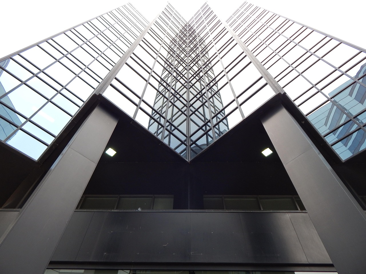 龙光上市之路，企业成功探索与未来展望