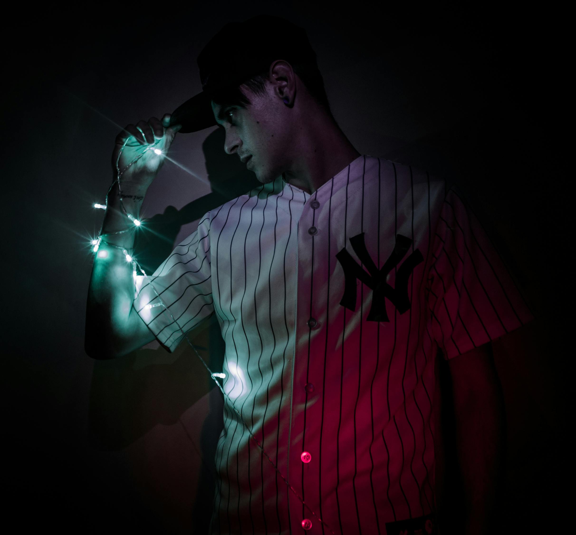 肖战近期写真——探寻光影魅力与力量展现的独特风采