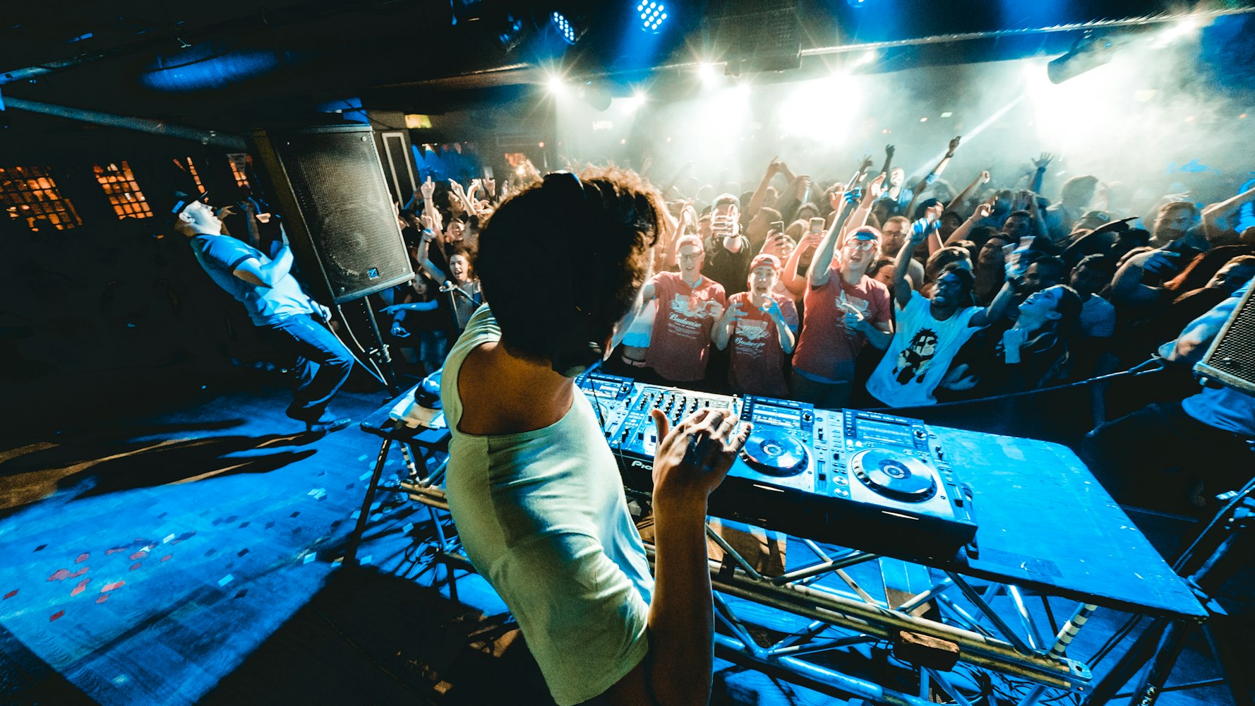 丹宁军,演艺之路的闪耀之星